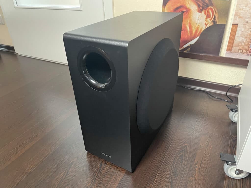 Der Subwoofer mit 10 Zoll Treiber ist ganz schön mächtig - nicht nur was den Klang angeht (13 kg Gewicht)