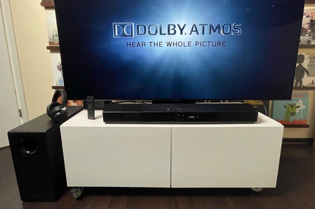 Sieht gut aus und macht akustisch etwas her: Subwoofer und Soundbar der SXFI Carrier (zudem im Bild die Fernbedienung und SXFI Theater Kopfhörer)