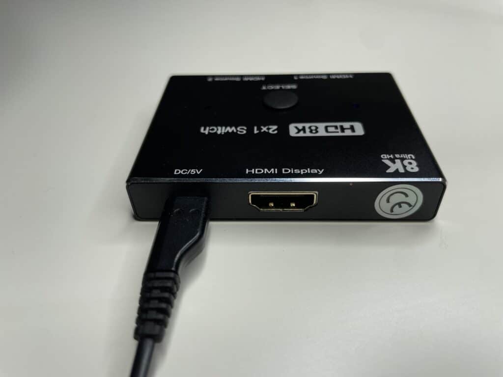 Ein HDMI 2.1-Ausgang auf der "Rückseite". Via Mini-USB wird das Gerät mit Strom versorgt