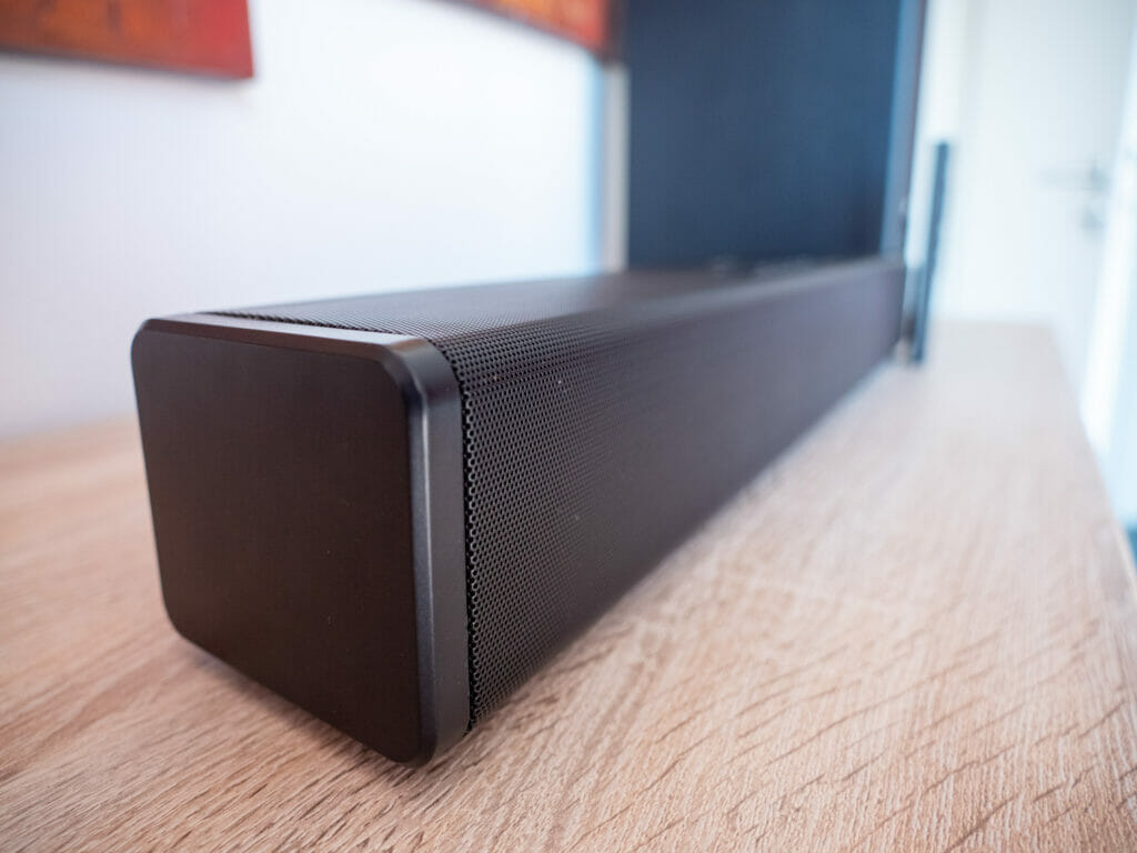 Kompaktes Design und Akustik-Mesh der Stage 360 Dolby Atmos Soundbar