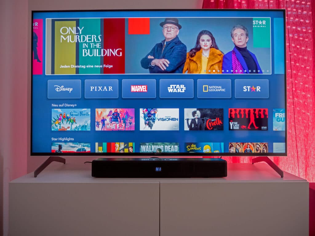 Die Stage 360 Dolby Atmos Soundbar im Einsatz mit einem Sony XH90 4K TV