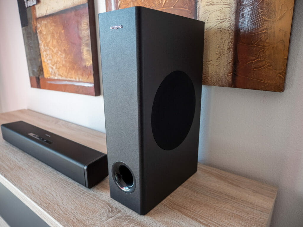 Der Subwoofer der Stage 360 ist leider nicht "drahtlos", dafür ebenfalls recht kompakt