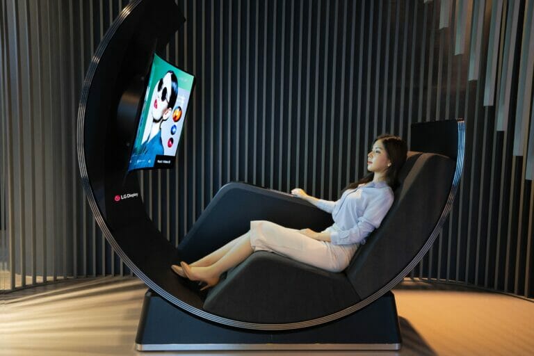 LG Display zeigt neue OLED-Konzepte – inkl. eines gebogenen Media Chairs