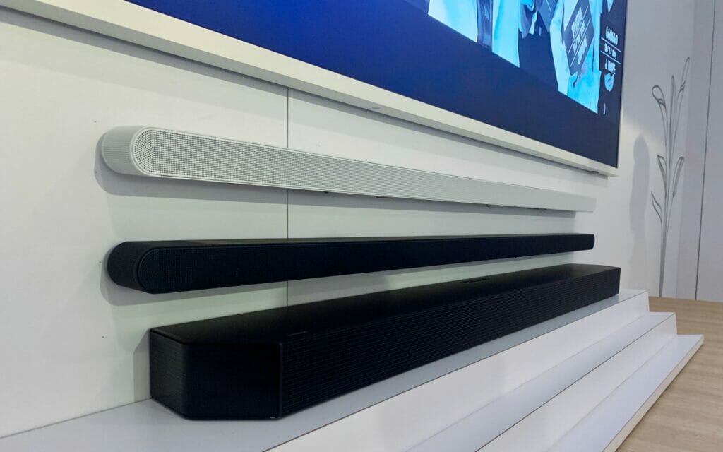 Nochmals die HW-Q950B mit der schlanken Slim-Soundbar HW-S800B darüber