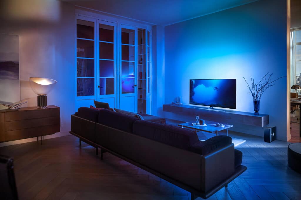 Philips OLED807 mit mehr Display-Lichtleistung, verbessertem Ambilight neben dem FW1 Subwoofer (rechts)