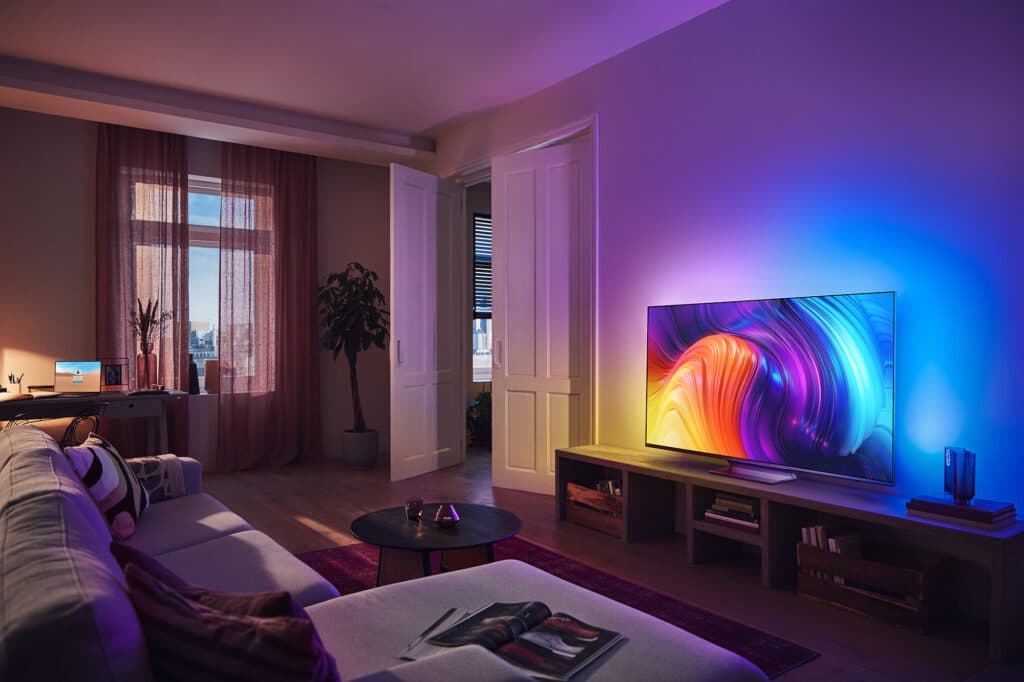 Etwas schicker mit mittlerem Standfuß, der Philips PUS8807 The One (2022) mit 120Hz Panel