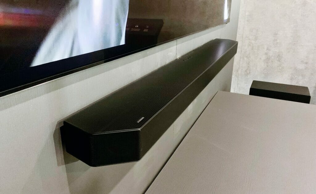 Die HW-Q995B Dolby Atmos Soundbar als Wandinstallation auf der CES 2022