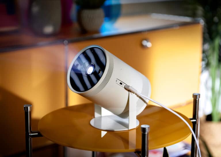 Samsung „The Freestyle“:  Tragbarer Lifestyle-Projektor mit HDR und 360 Grad-Sound