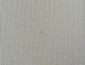 Der defekte grüne Subpixel sorgt bei einer Weißdarstellung dafür, dass der Pixel in Magenta (Blau, Rot) leuchtet