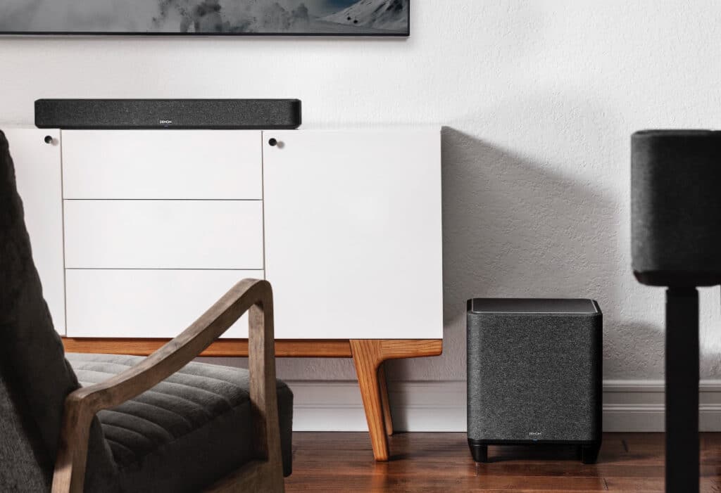 Dank HEOS ist der Denon Home Subwoofer für Multiroom gerüstet.