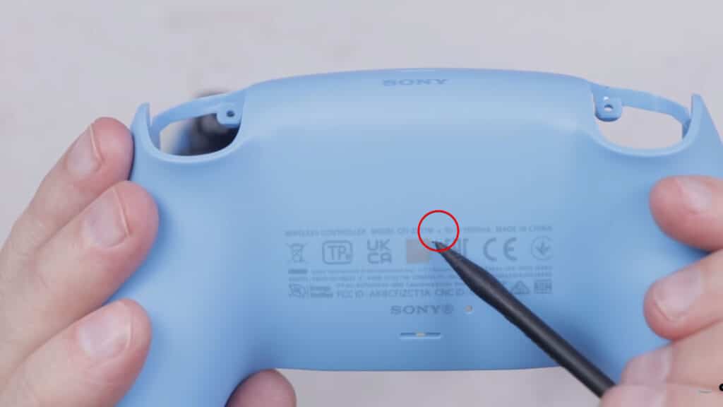 Das "A" hinter der Modellbezeichnung CFI-ZCTTW könnte einen Hinweis auf eine Revision des PlayStation 5 DualSense Controllers geben