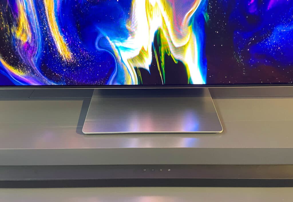 Der silberne Standfuss des Samsung S95B 4K OLED TV