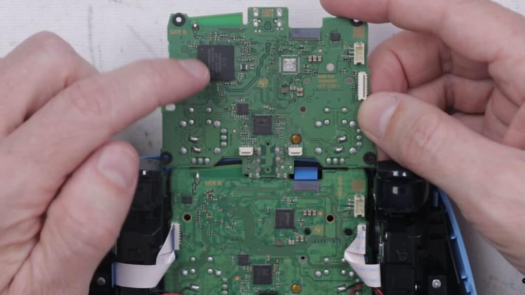 Sony hat das Design der Hauptplatine im DualSense Controller sowie deren Befestigung überarbeitet