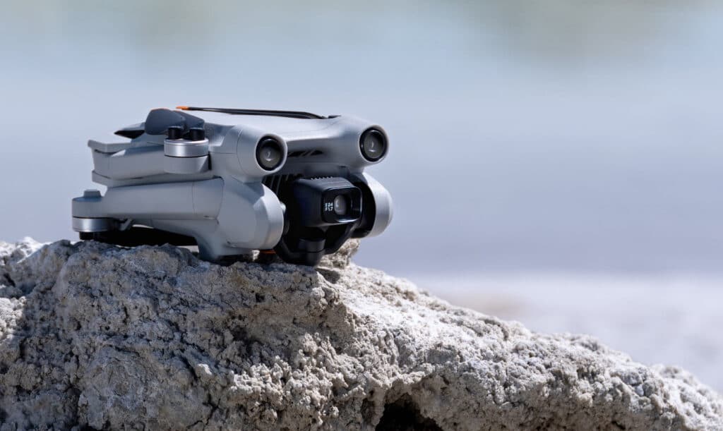 Die kompakte DJI Mini 3 Pro fällt "in freier Wildbahn" kaum auf.