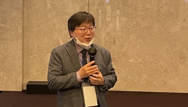Kwon Jang-hyuk präsentiert seine Forschungsergebnisse zu "QD-OLED 2.0" auf der SID 2022 || Thelec