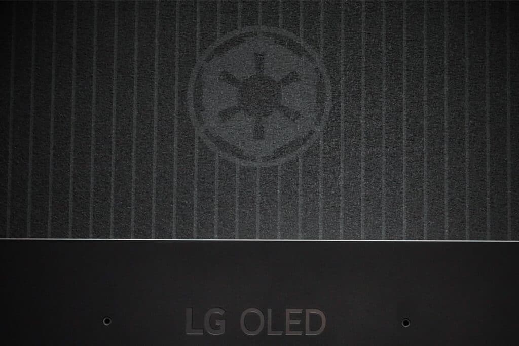 Auf der Rückseite des Star Wars OLED TV prangert das Logo des Galaktischen Imperiums