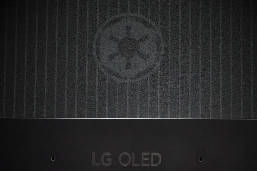 Auf der Rückseite des Star Wars OLED TV prangert das Logo des Galaktischen Imperiums
