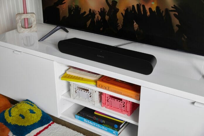 Sonos Ray Soundbar in Schwarz aus der Perspektive