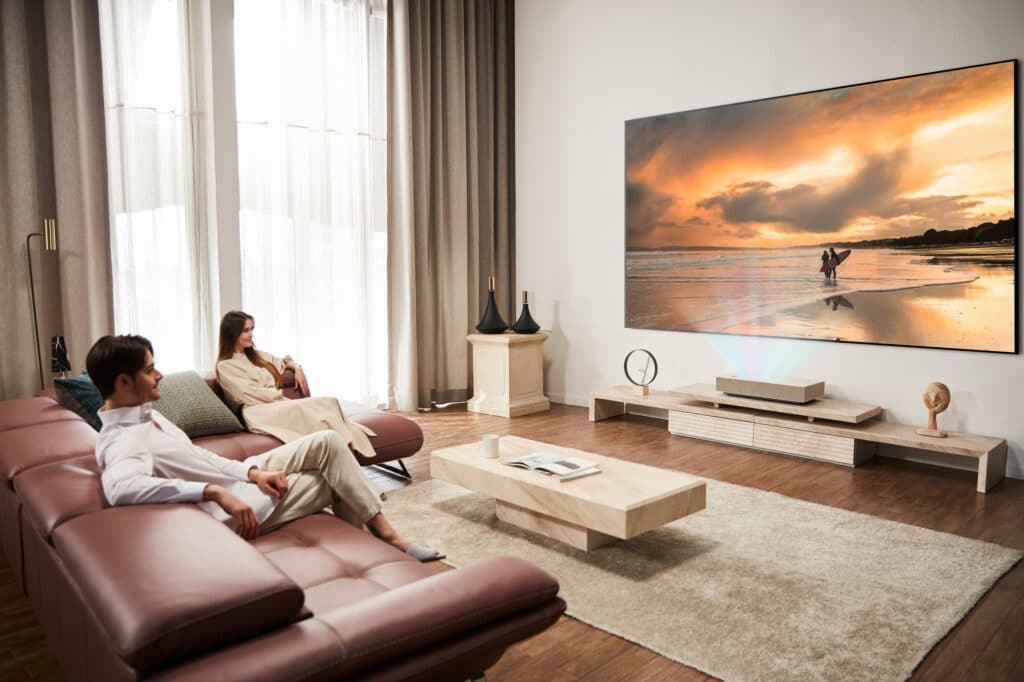 Der LG CineBeam HU915QE kann an Juli 2022 erworben werden.