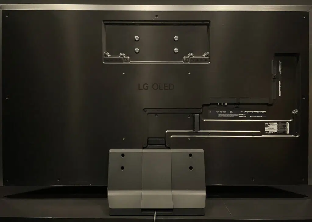 LG G2 OLED TV: Oben die Vertierfung für die Slim-Bracket-Wandhalterung. Die Anschlüsse zeigen nach unten, die Kabelführung geht nach rechts.