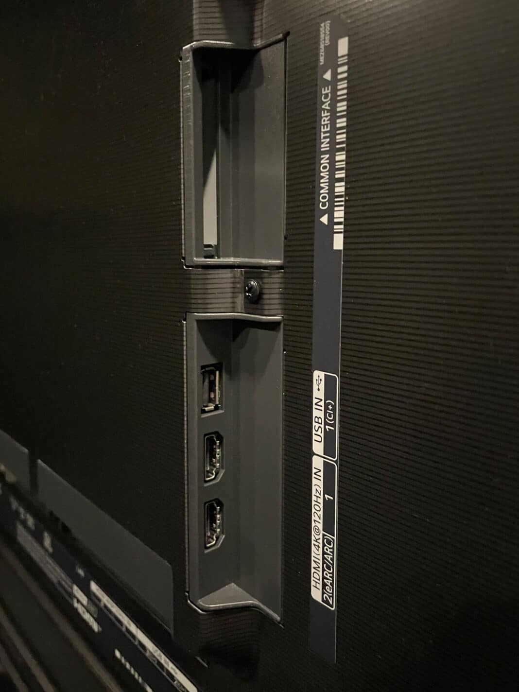 Seitliche Anschl&uuml;sse des G2 OLED Fernsehers