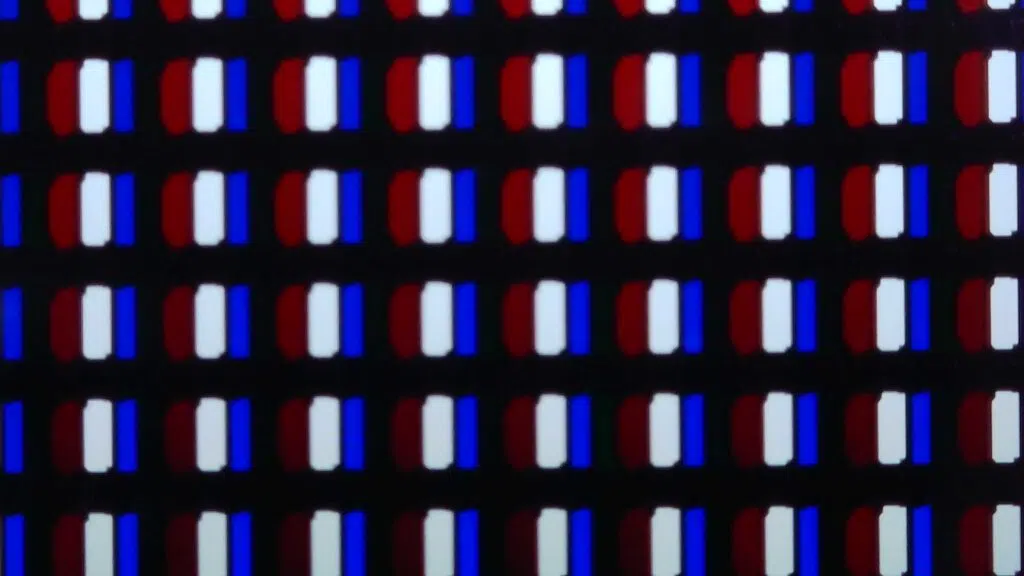 Der LG G2 setzt auf ein sogenanntes WRGG-Panel. Hier gut zu sehen, der weiße Subpixel (W) unterstützt die blauen und roten Pixel bei der Darstellung.