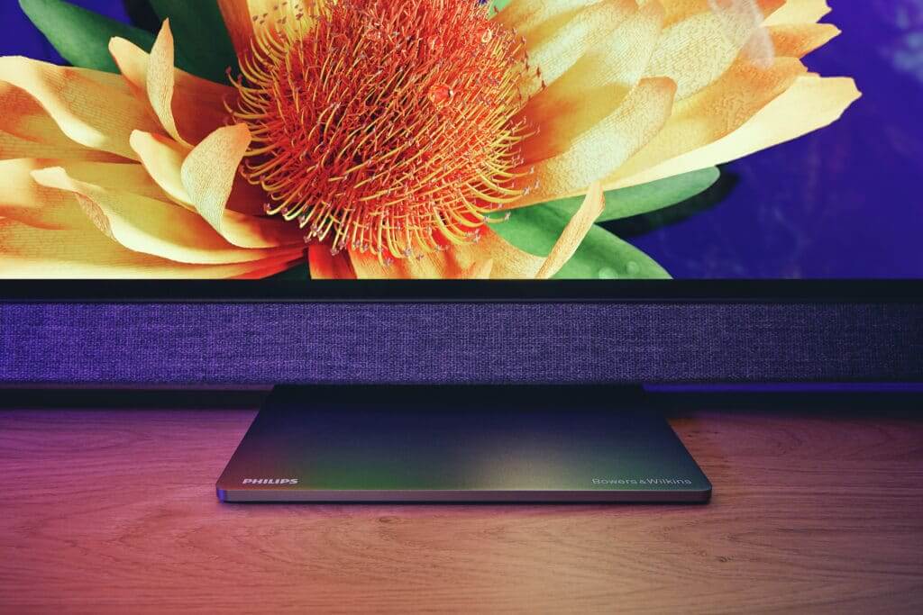 Schicker Standfuß und Soundsystem mit Kvadrat-Akustikstoff des Philips OLED907