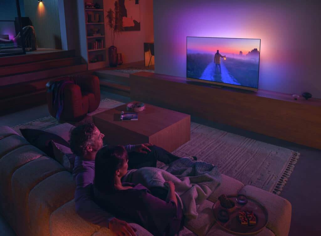 Das verbesserte Ambilight liefert ungeahnte Lichtspiele und entspannt die Augen (Philips OLED907)