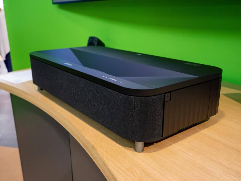 Hinter Akustikstoff versteckt 2x20 Watt Lautsprecher, Dolby Atmos mit an Bord und Android TV als Menü (Epson EH-LS800B)