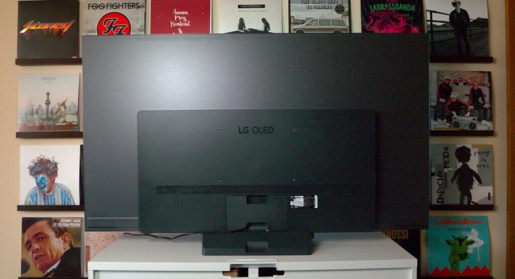 Die Rückseite des C2 4K OLED Evo TV wirkt etwas moderner