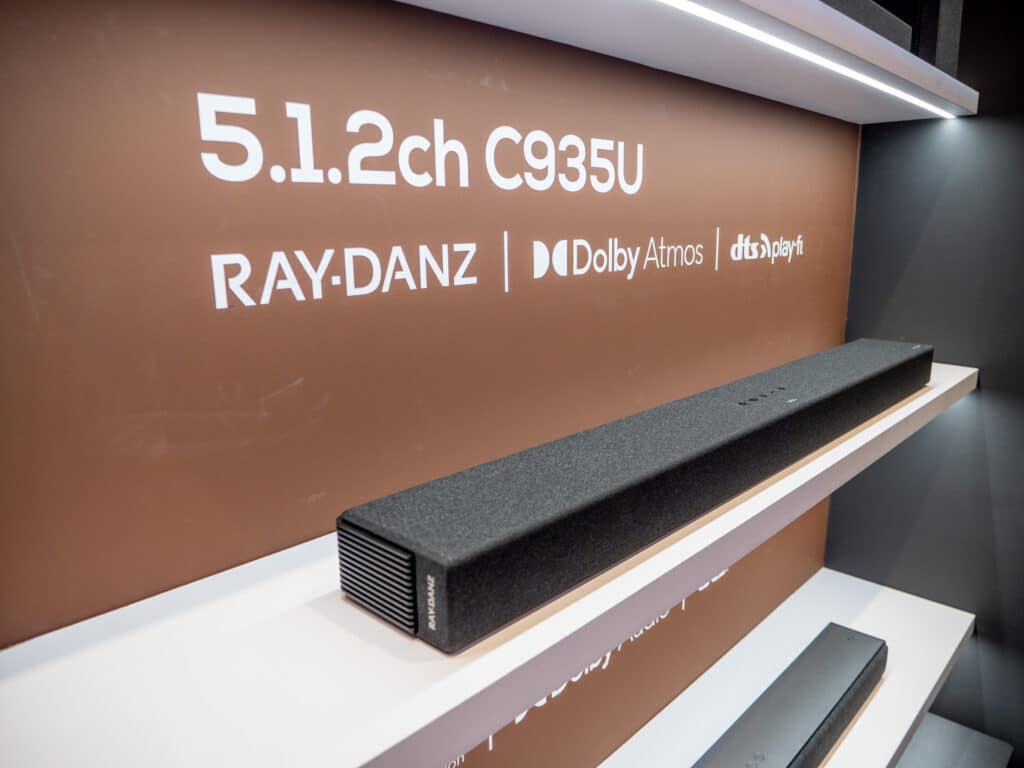 Die TCL C935U Soundbar liefert 5.1.2-Sound und wird von einem drahtlosen Subwoofer begleitet