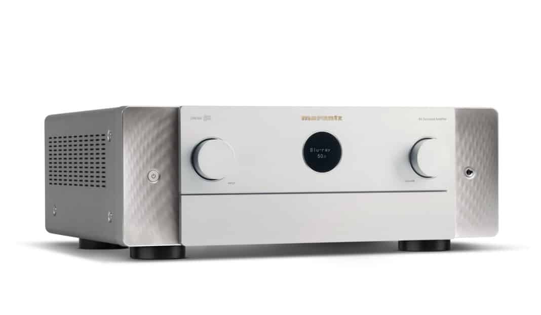 Cinema 50 AV-Receiver in Silber / Weiss in der Perspektive