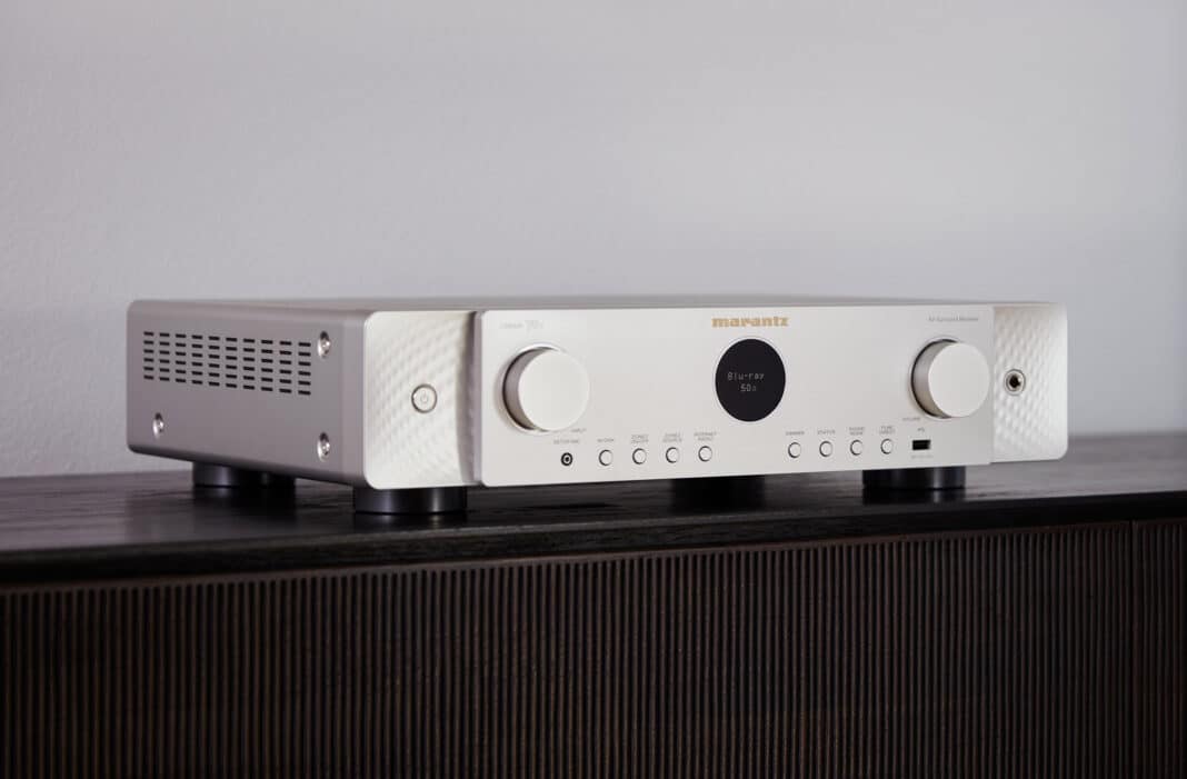 Der neue Slimline Cinema 70s 7.2 AV-Receiver von Marantz erh&auml;ltlich in Silber und Schwarz