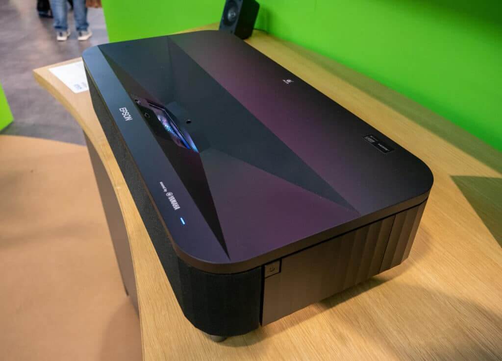 Der neue Epson EH-LS800B 4K-Laser-Kurzdistanzprojektor auf der IFA 2022