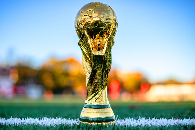 Sonntag startet die Fußball-WM 2022 in Katar: Wer überträgt die Spiele?
