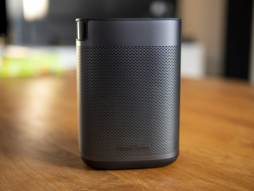 Der MoGo Pro Plus von der Seite mit gut sichtbarem Harman/Kardon-Logo