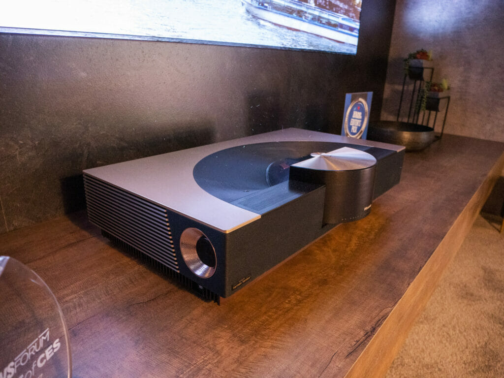 Der erste 8K Laser TV von Hisense für 120 Zoll-Projektionen
