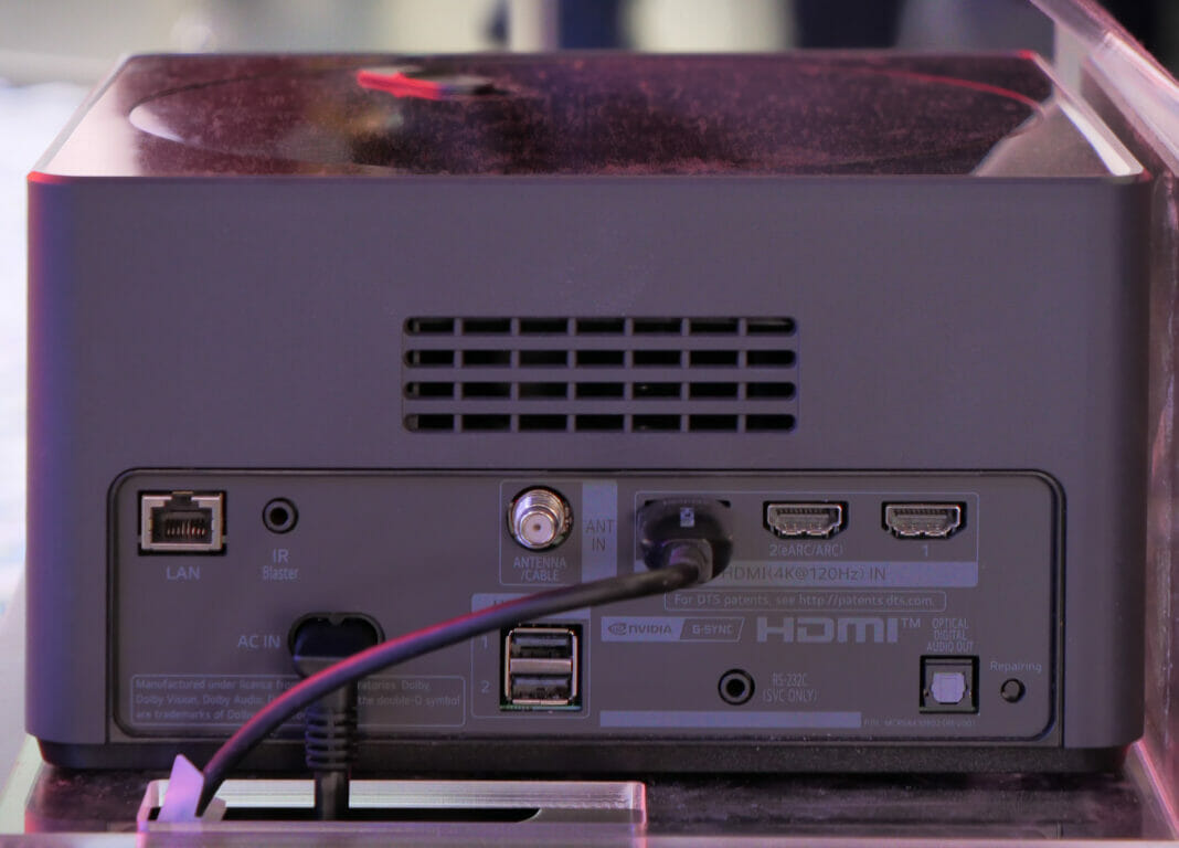 Die Anschlussbox des M3 Wireless OLED TV mit drei HDMI 2.1-Anschl&uuml;ssen