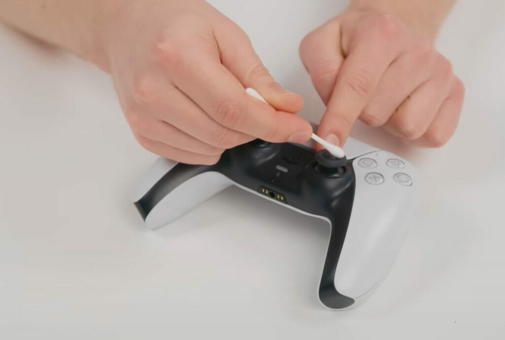 Bei der Reinigung des DualSense Controllers solltet ihr zum Qtip greifen