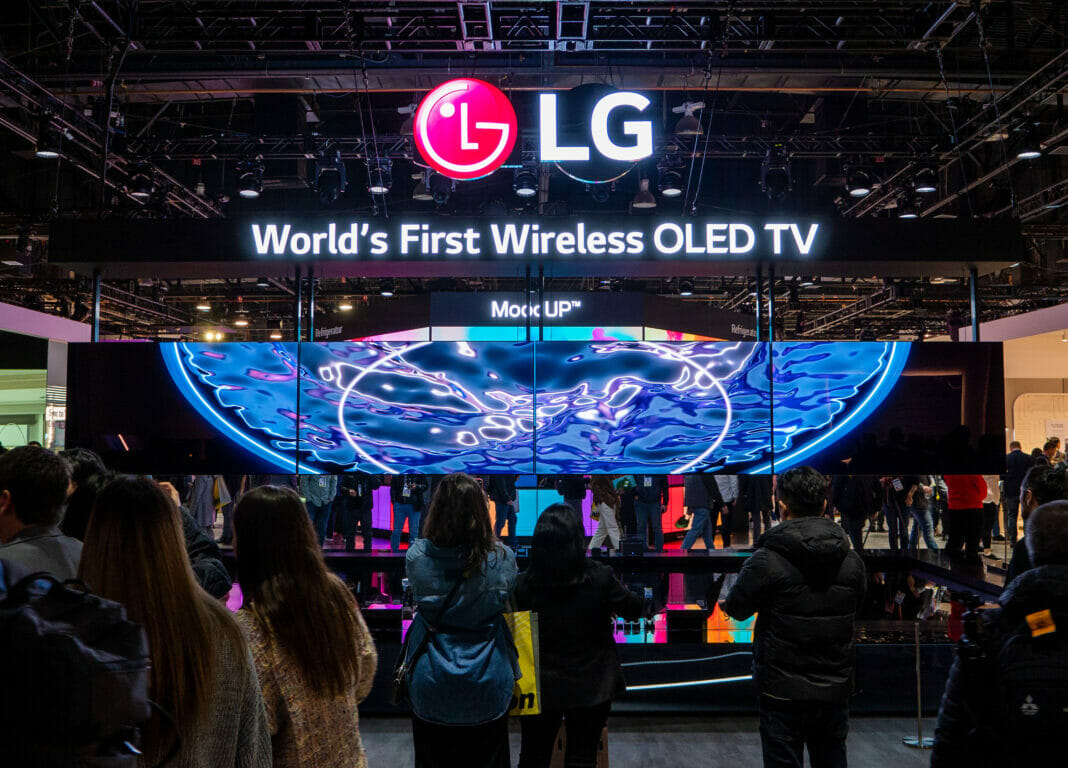 CES Installation mit M3 Wireless OLED TVs