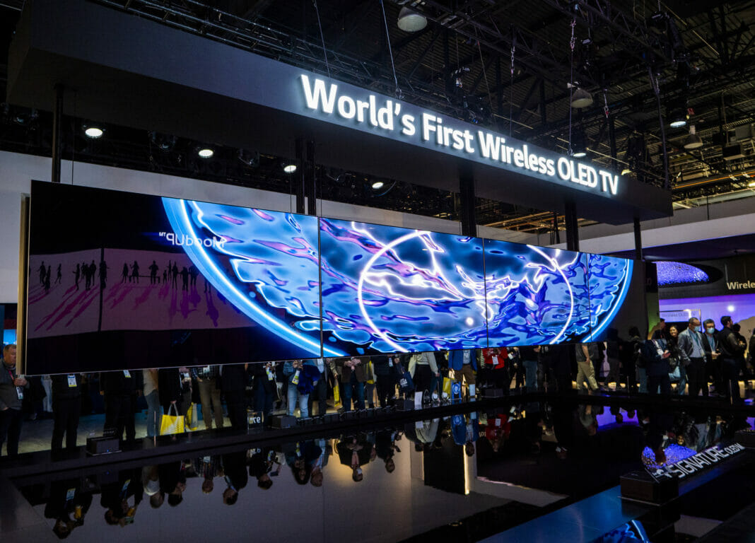 CES Installation mit M3 Wireless OLED TVs