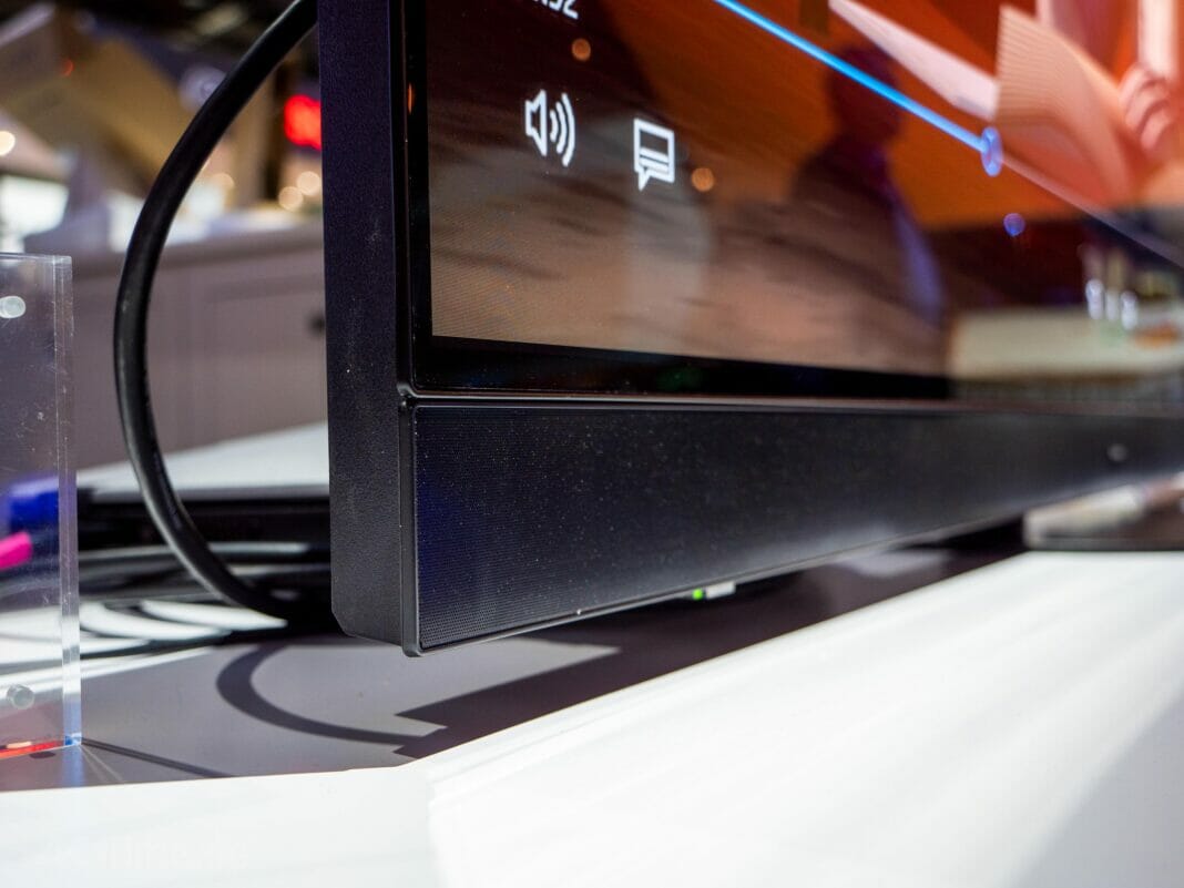 Die nach vorne gerichteten Lautsprecher des Panasonic MZW2004 4K OLED TV liefern einen sch&ouml;nen Klang