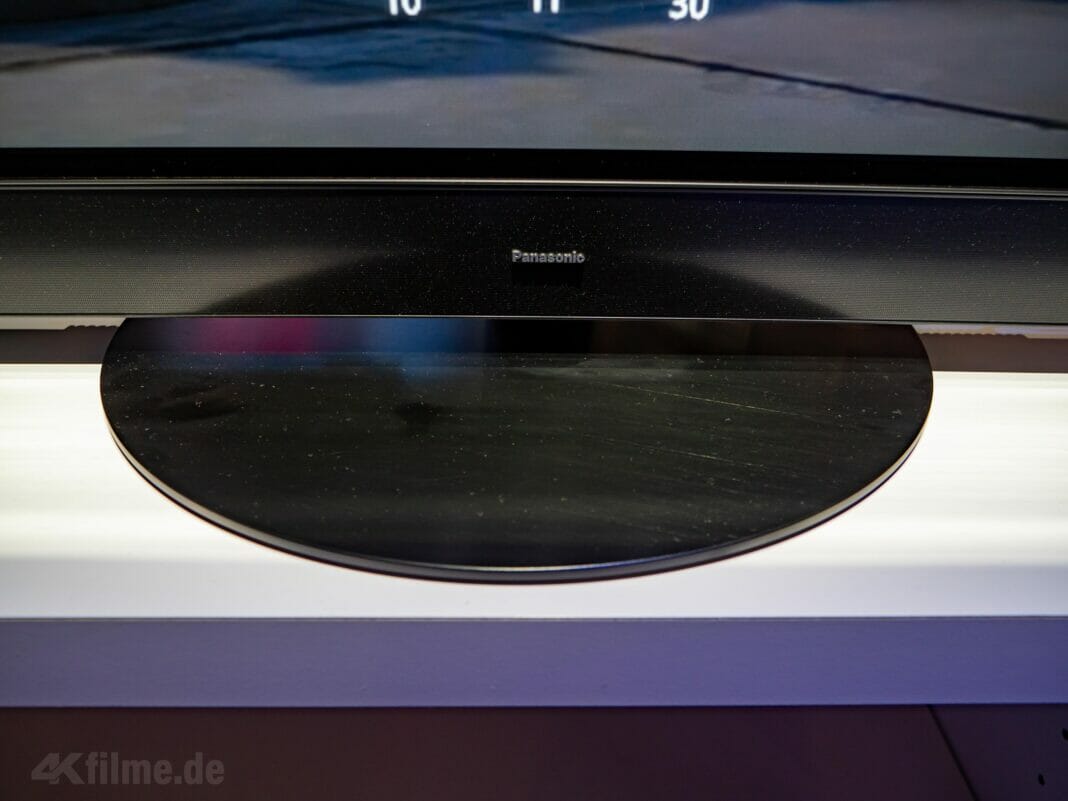 Mit dem Standfu&szlig; des MZW2004 sollte sich der 4K OLED TV m&uuml;helos schwenken lassen.