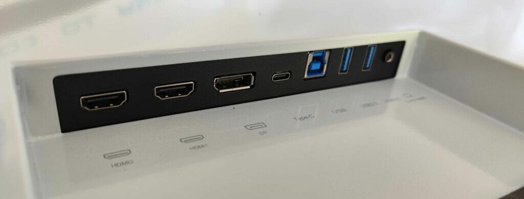 Die Schnittstellen: Leider sind die HDMI-2.1-Ports beschnitten.