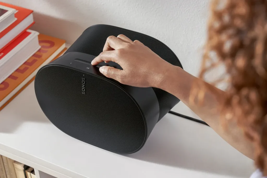 Den Sonos Era 300 wird es in den Farben Schwarz und Weiß geben.