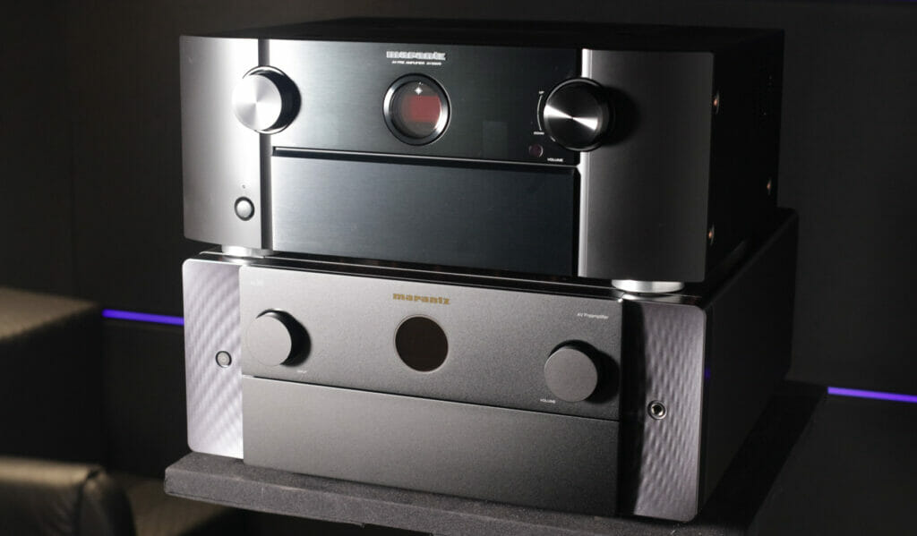 Die neue neue Marantz AV10 Vorstufe (unten) und der Vorgänger 8805A (oben)