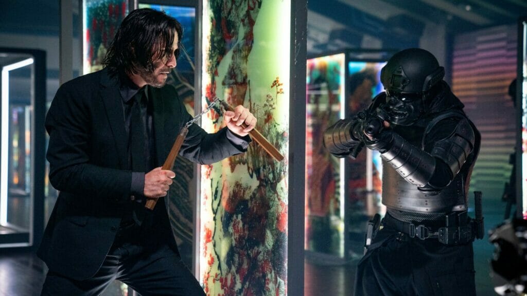 ... wie mit Nahkampfwaffen. In John Wick: Kapitel 4 zeigt Reeves, was er in den Monaten vor dem Drehstart so gelernt hat.