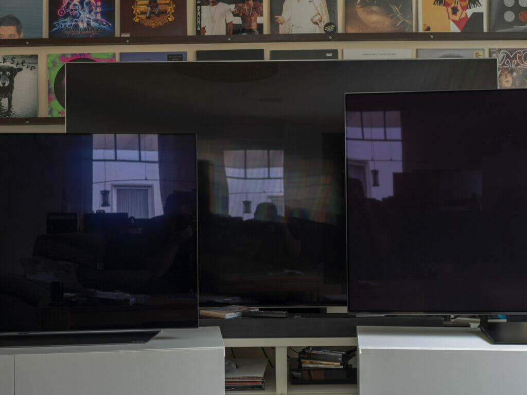 Der S90C (rechts) schluckt einfallendes Licht wie kein anderer (Hintergrund NEO QLED QN95C, links LG C1 OLED)