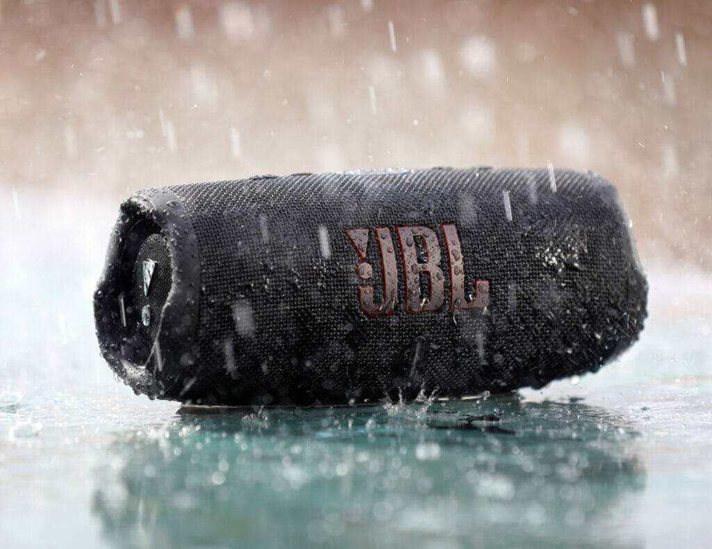 Der JBL Charge 5 WiFi ist gegen Stöße, Staub und Wasser geschützt