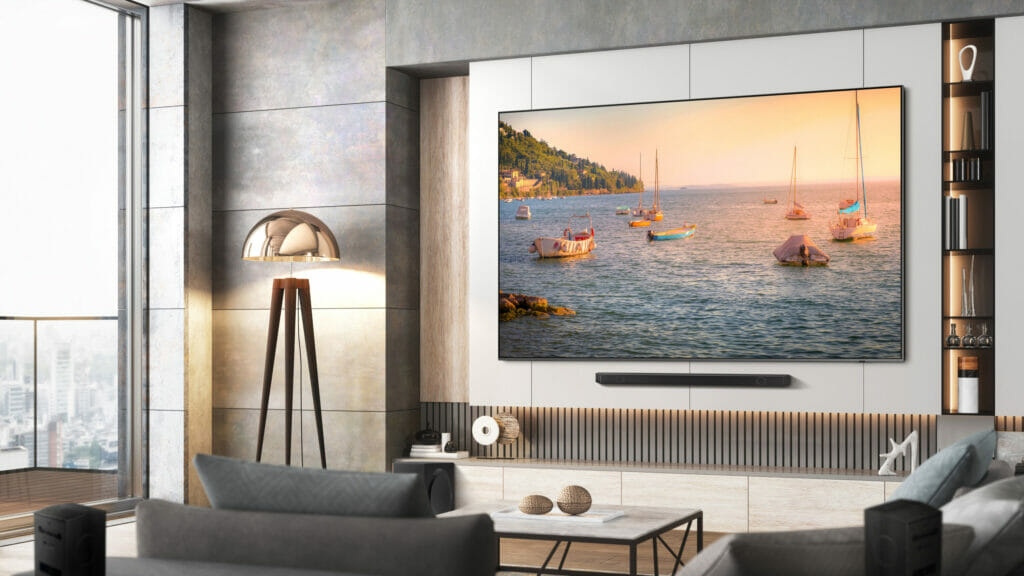 Die Dimensionen des Q80C mit 98 Zoll werden einem bei diesem Aufbau mit Samsung Premium Dolby Atmos-Soundbar erst so richtig bewusst